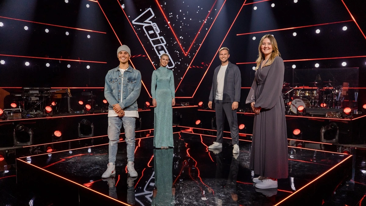 Bilde fra en scene med finaledeltakere i The Voice: Natan Dagur, Sofie Fjellvang, Erlend Gunstveit og Maria Petra Brandal.