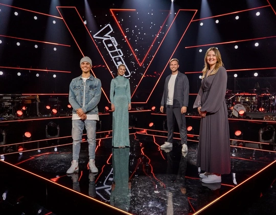 Bilde fra en scene med finaledeltakere i The Voice: Natan Dagur, Sofie Fjellvang, Erlend Gunstveit og Maria Petra Brandal.