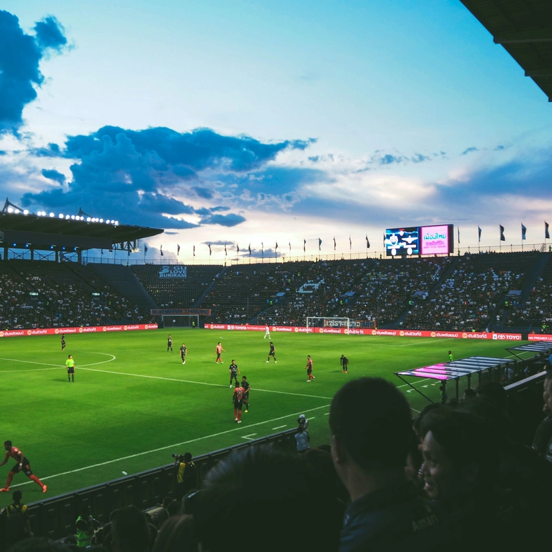 Bilde fra en fotballkamp i en stadion.