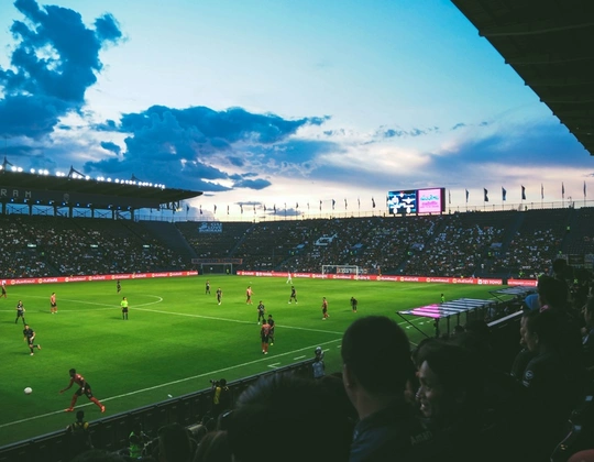 Bilde av en fotballkamp i en stadion.